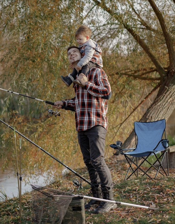 Tata și copilul la pescuit