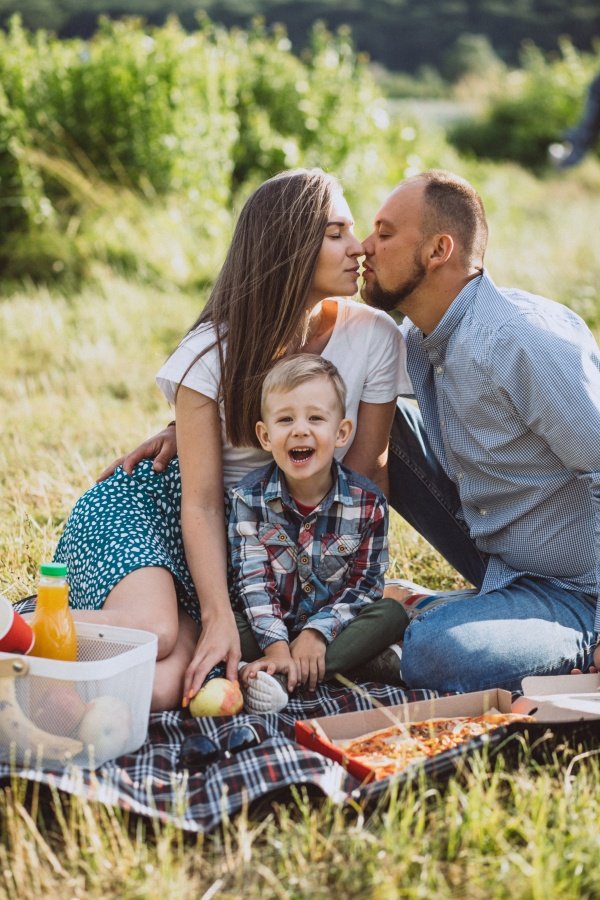 Familie fericită la picnic în natură